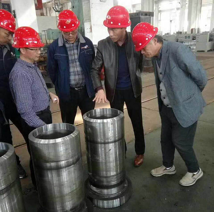 上海交大教授来沃达重工指导液压机生产 上海交大教授来沃达重工指导液压机生产